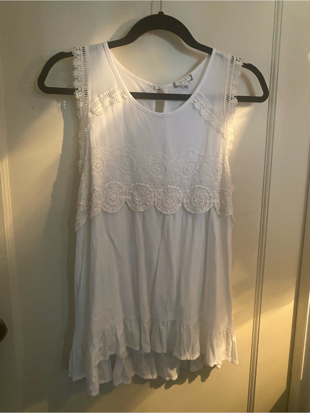 Eyeshadow White Sleeveless Lace Trim Tunic